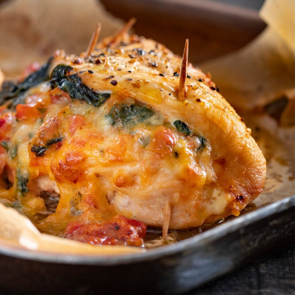 Pechugas de pollo rellenas con queso, espinaca y tomates cubeteados