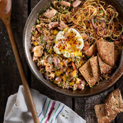 Arroz frito con atún, panceta y cebolla