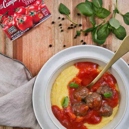 Polenta invernal con puré de tomate y albóndigas