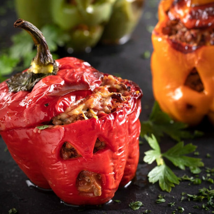 Morrones rellenos con carne picada, cebollas y tomates cubeteados