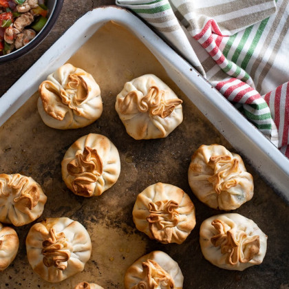 Paquetitos de pollo, verduras y tomates cubeteados