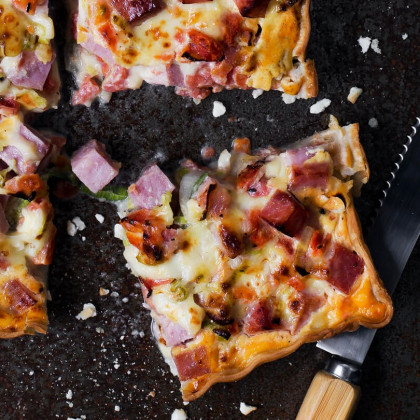 Tarta de jamón, queso y tomate