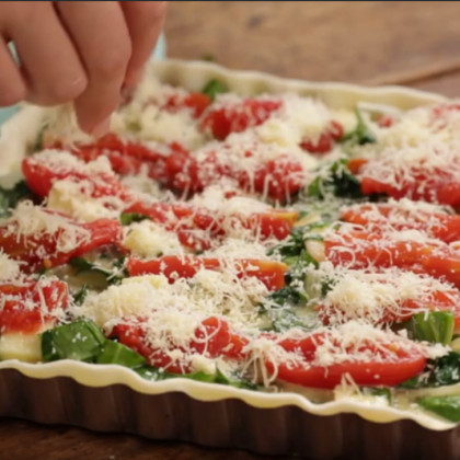 Tarta cremosa de espinacas y tomates perita