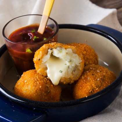 Bombas de papa con dip de kétchup