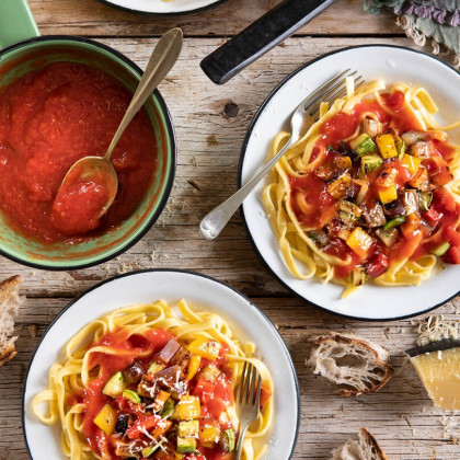 Fideos con puré de tomates y verduras salteadas