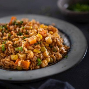 Arroz salteado con jardinera y salsa de soja