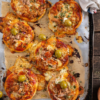 Pizzetas rústicas de atún con salsa de tomates