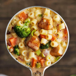 Sopa de pollo y dedalitos