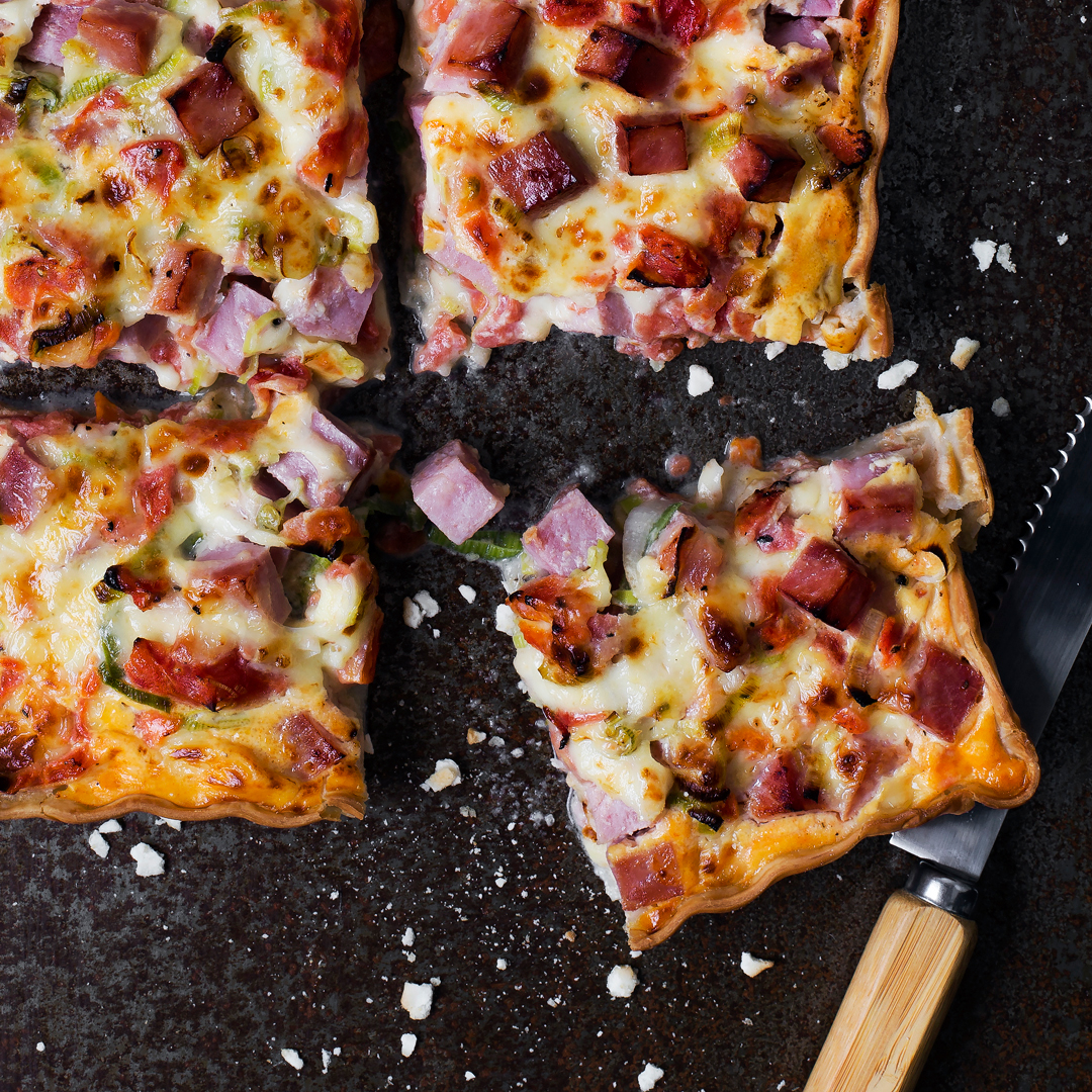Tarta de jamón, queso y tomate