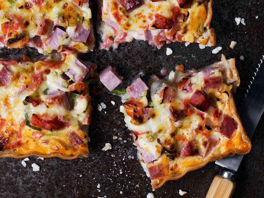 Tarta de jamón, queso y tomate