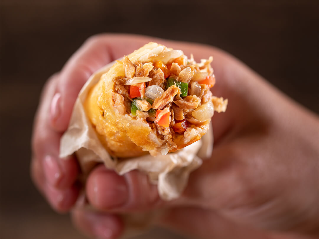 Empanada de atún, con morrón rojo, verde y cebolla, estilo oriental