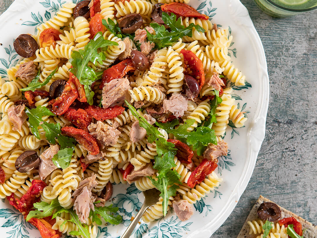 Ensalada de atún con pasta, olivas, tomates secos y rúcula