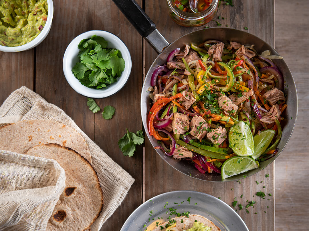 Fajitas de atún con cebolla y palta