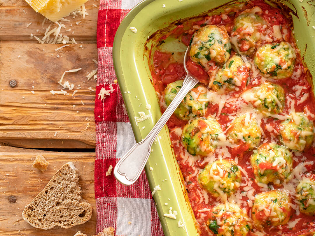 Malfatti gratinados con salsa rosa de tomates cubeteados