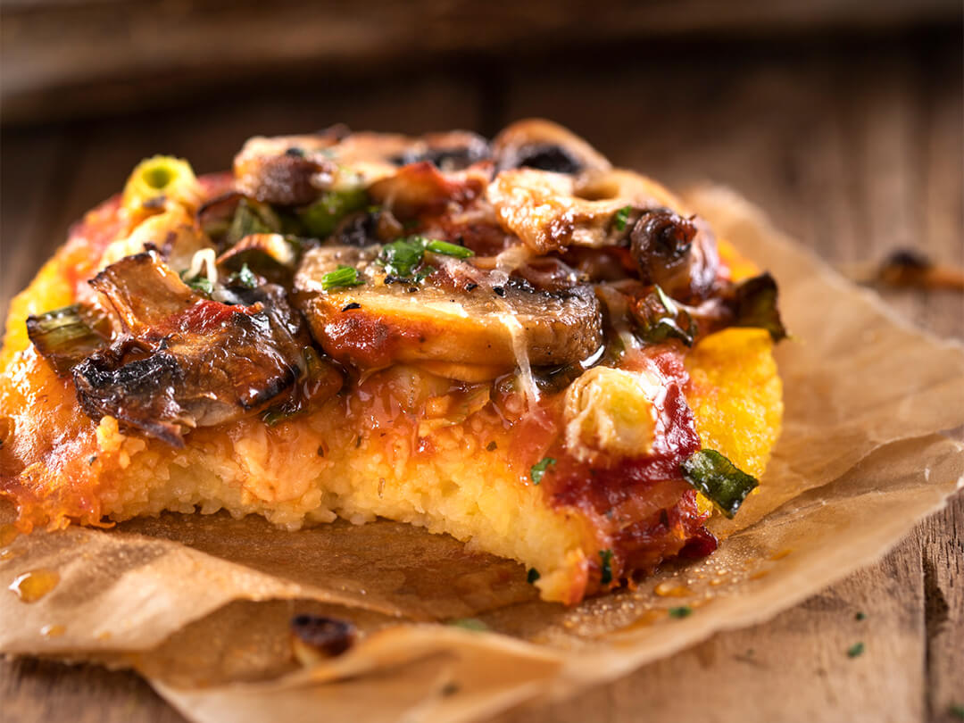 Mini pizzetas de base de polenta con hongos y cebolla de verdeo