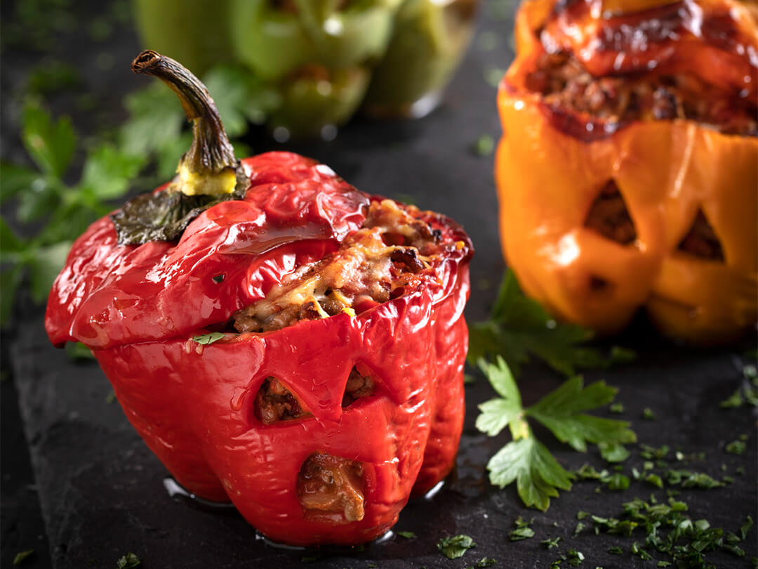 Morrones rellenos con carne picada, cebollas y tomates cubeteados