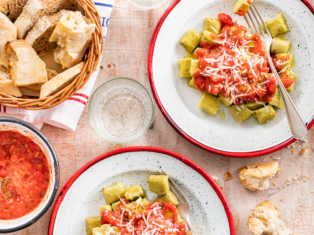 Ñoquis de arvejas con salsa de tomates cubeteados