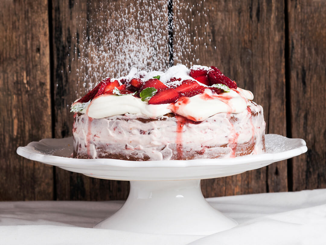 Bizcochuelo relleno con mermelada de frutillas