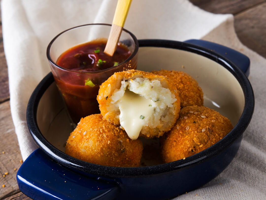 Bombas de papa con dip de kétchup