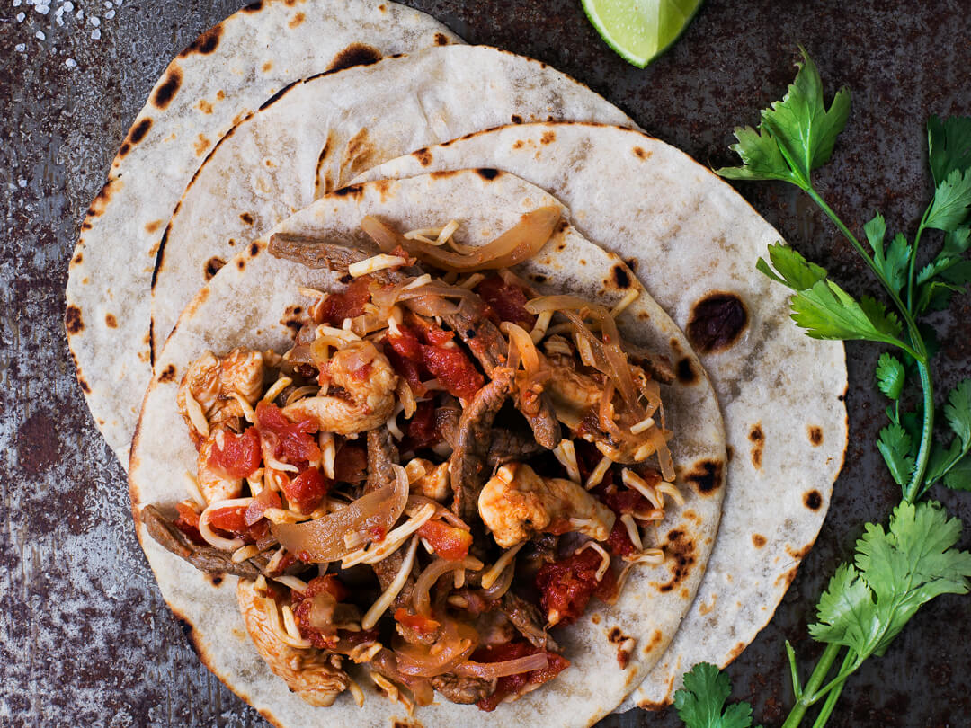 Tacos de pollo y carne