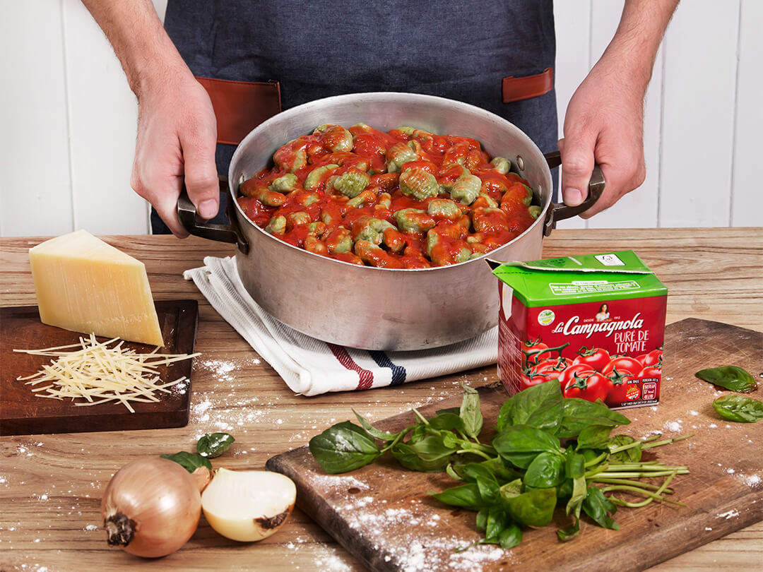 Ñoquis de albahaca con tomate, oliva y queso