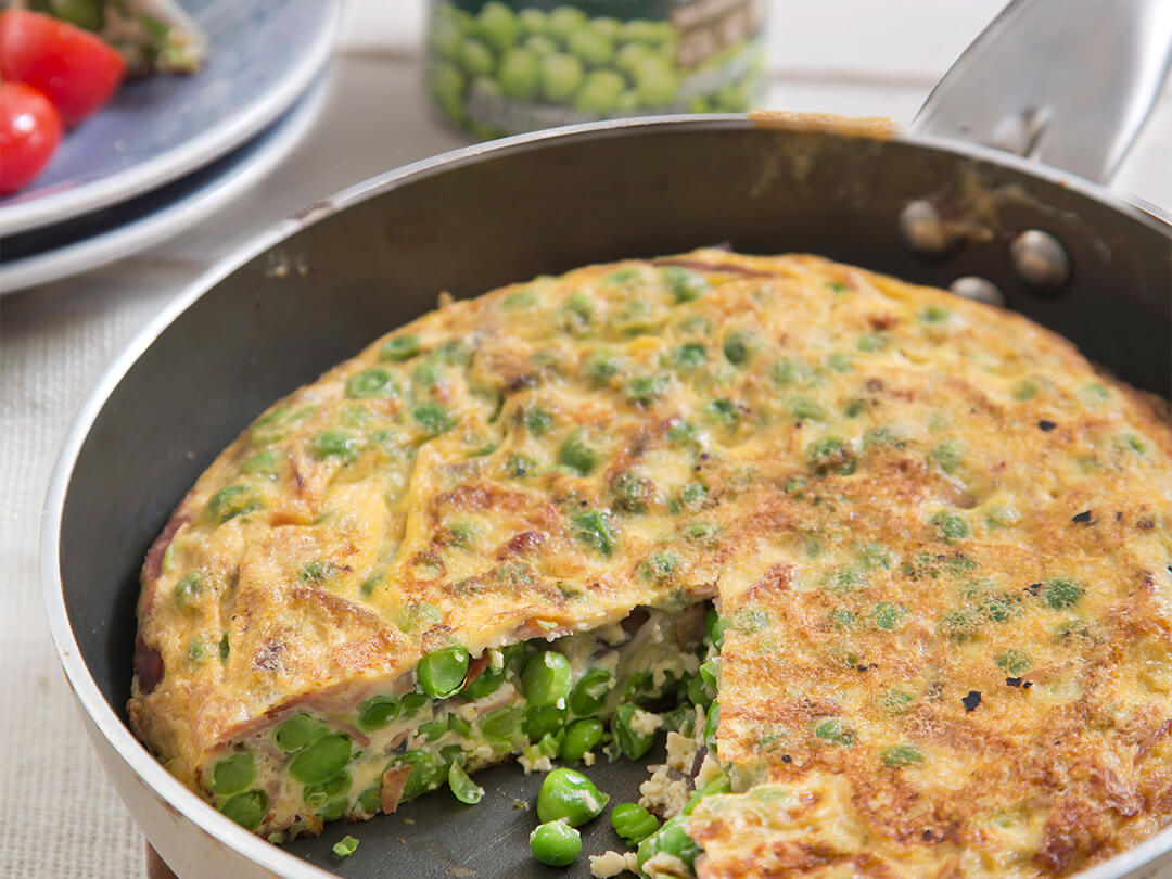 Tortilla española con jamón, cebolla y arvejas