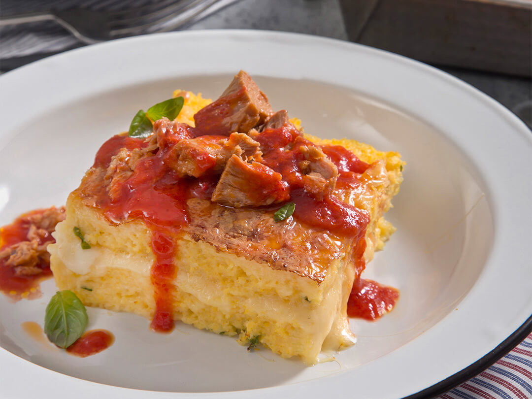 Cuadrados de polenta con atún en tomate