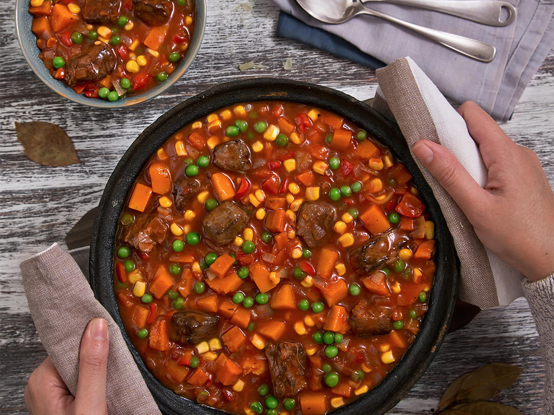 Guiso invernal de carne con choclo, calabaza, morrones, cebolla, tomate y arvejas