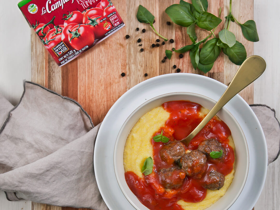 Polenta invernal con puré de tomate y albóndigas