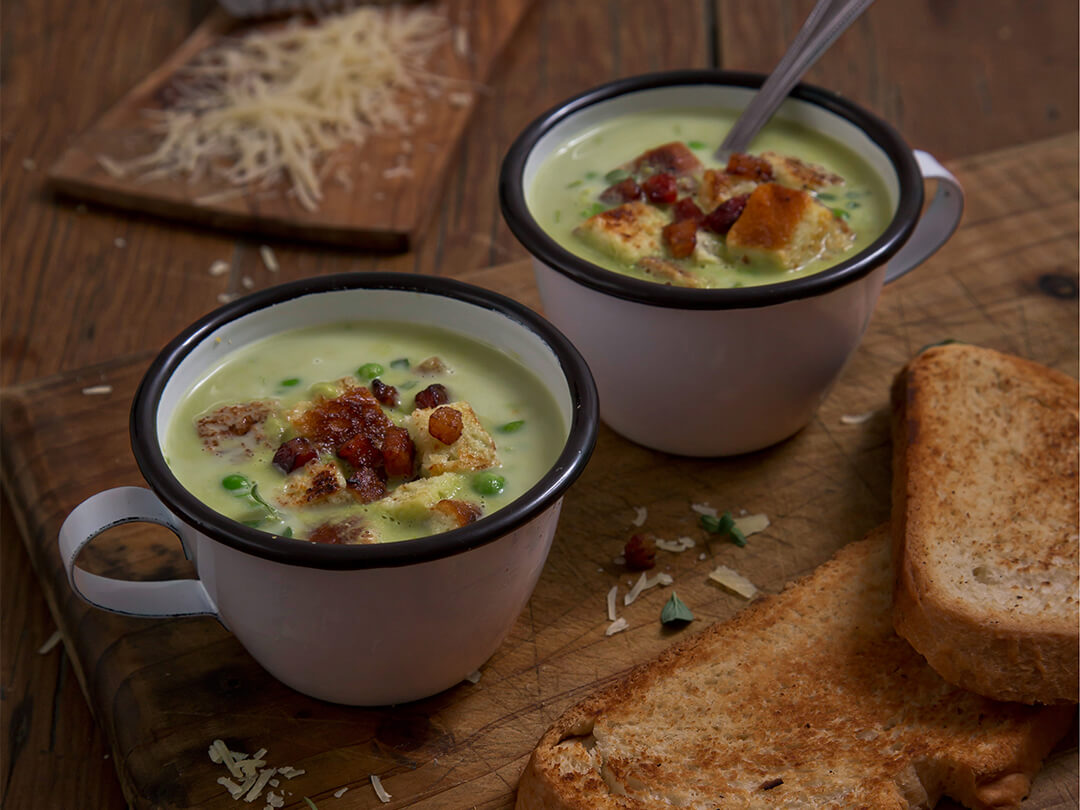 Sopa crema de arvejas casera con croûtons y panceta
