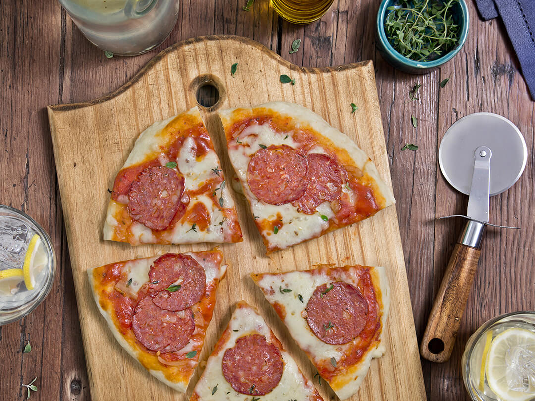 Pizza de mozzarella y cantimpalo con salsa lista de pizza