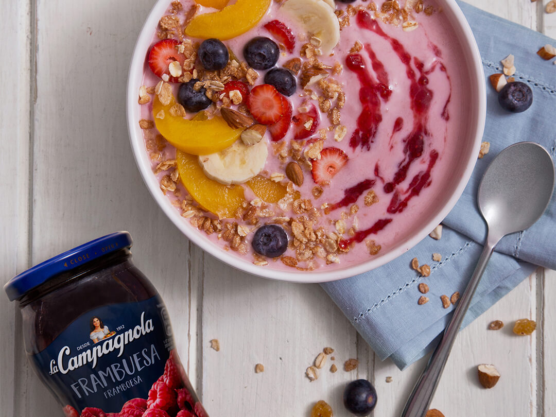 Yogur con frutas frescas, granola y mermelada de frambuesa