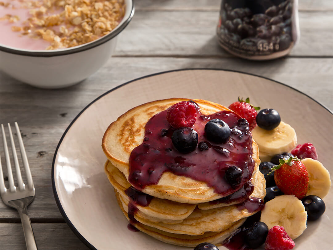 Pancakes con mermelada de arándanos y frutas