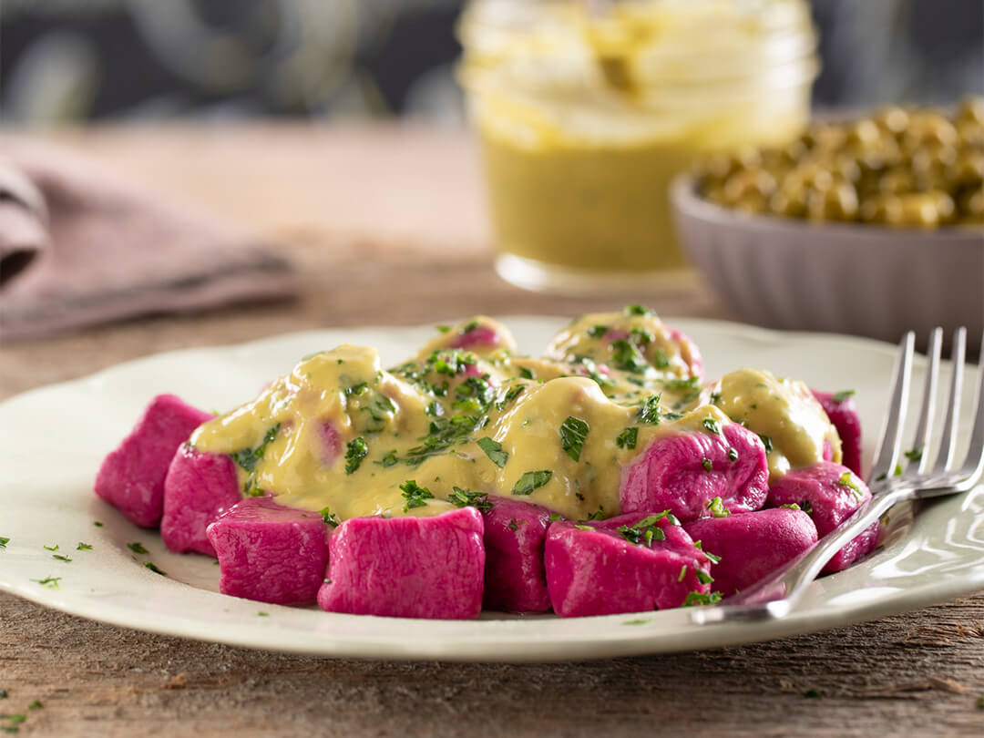 Ñoquis de remolacha con salsa de arvejas