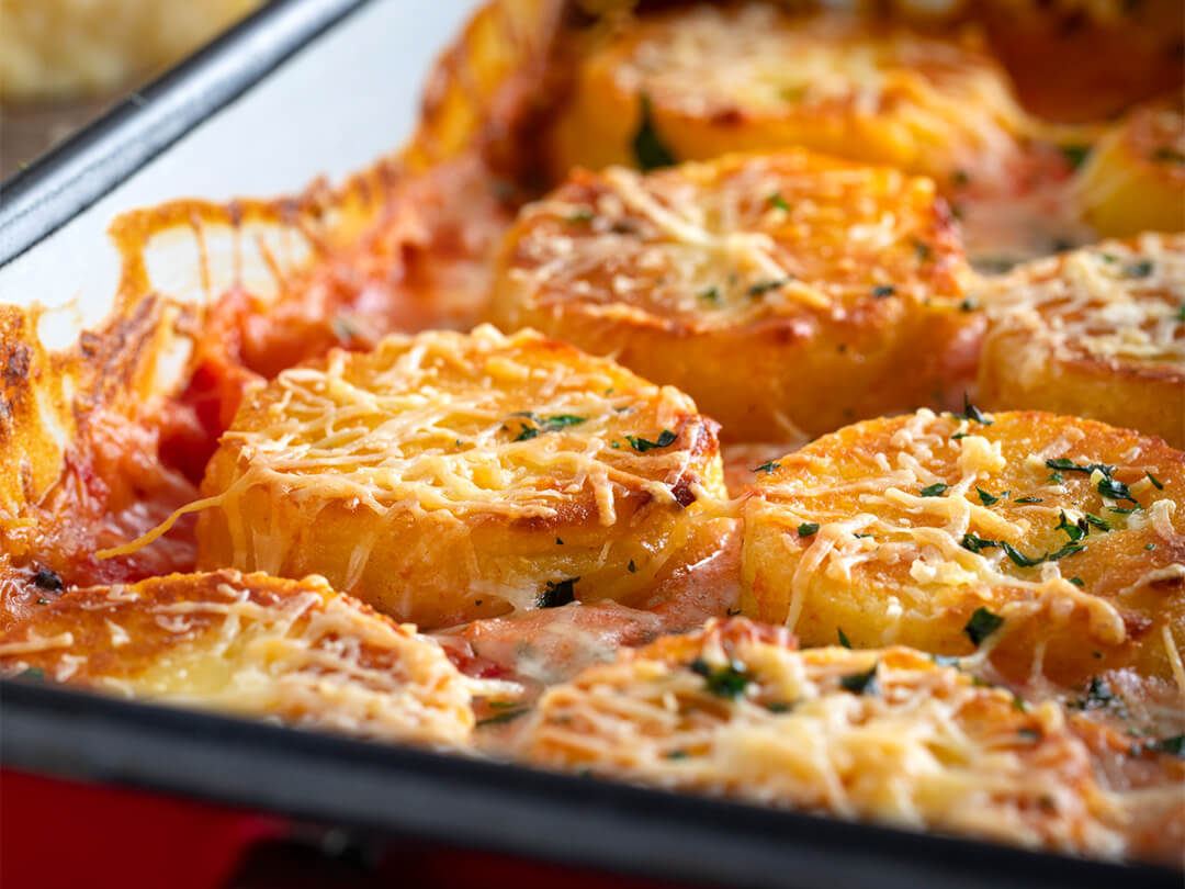 Ñoquis de sémola gratinados con salsa rosa