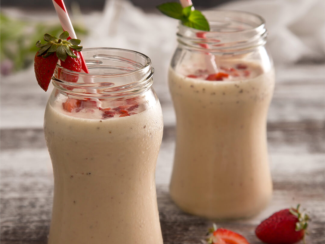 Smoothie refrescante de frutilla a base de helado y mermelada