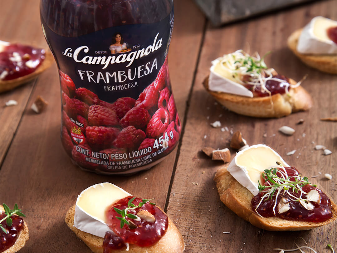 Bruschettas agridulces con Camembert y mermelada de frambuesa