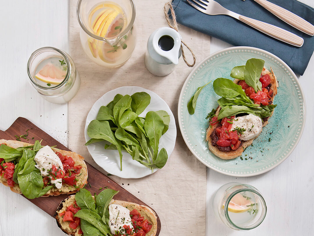 Bruschetta raspada con tomate cubeteado
