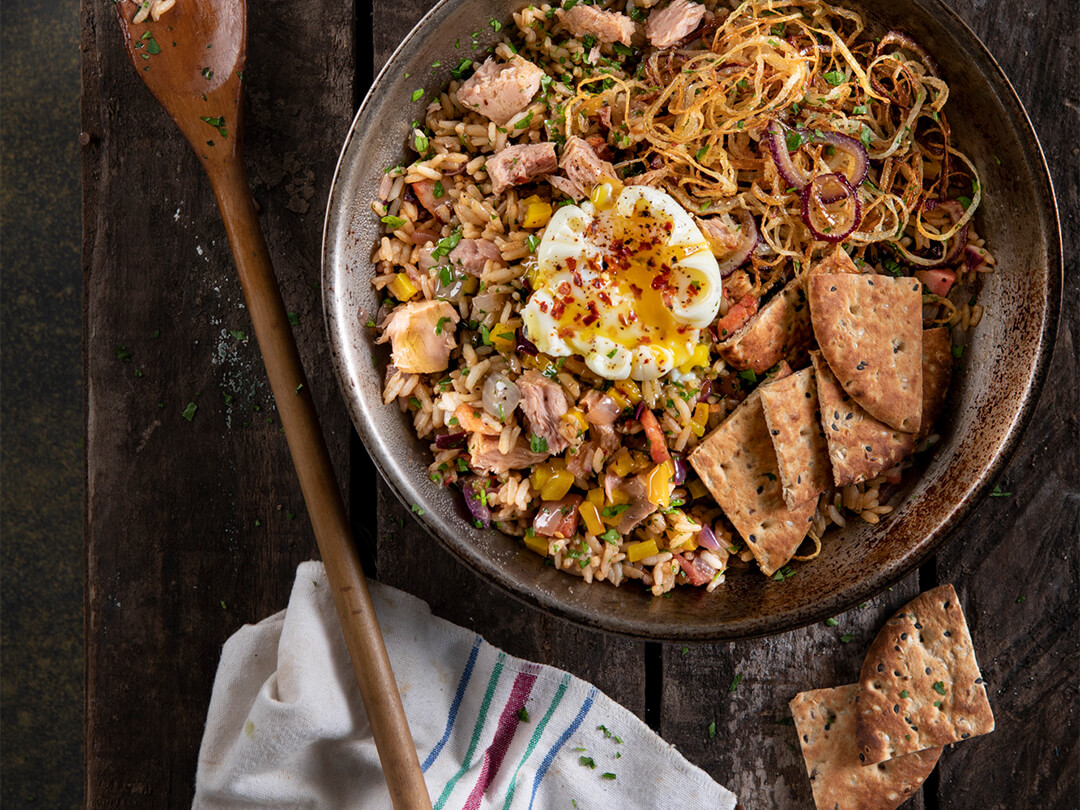 Arroz frito con atún, panceta y cebolla