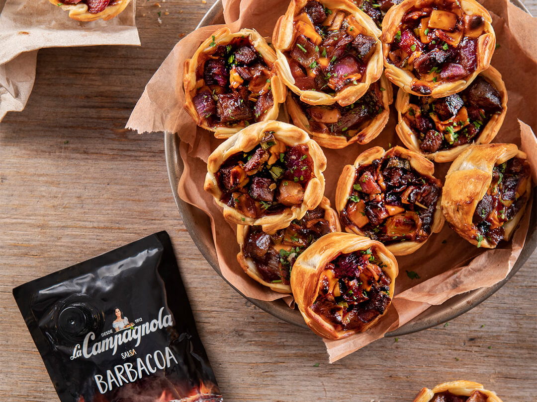 Canastitas de carne, cheddar y salsa barbacoa