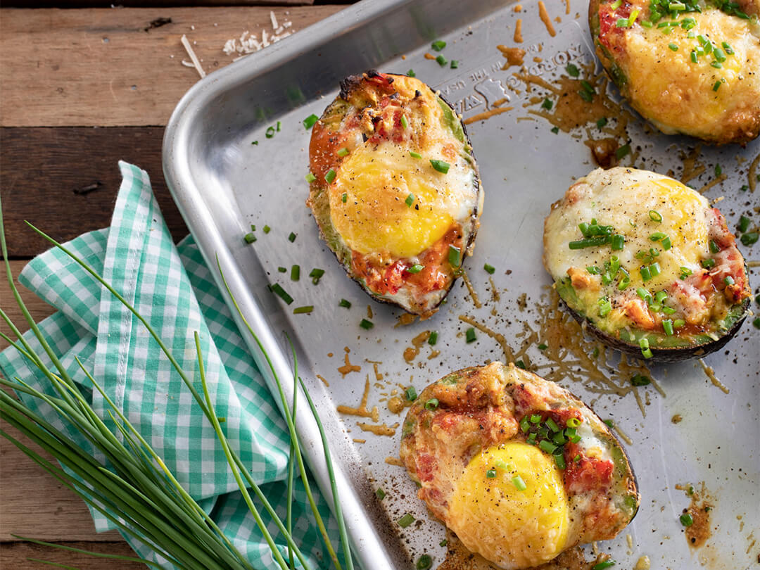 Palta rellena con tomates cubeteados, queso huevo y perejil