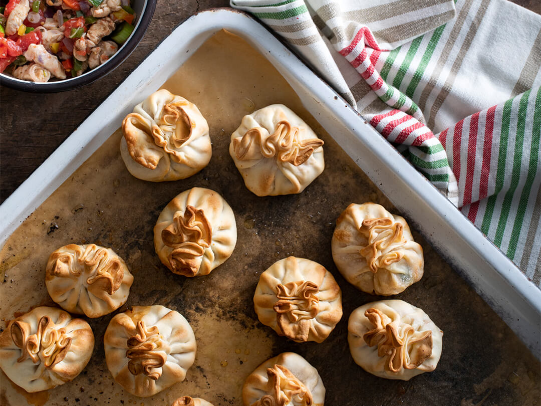 Paquetitos de pollo, verduras y tomates cubeteados