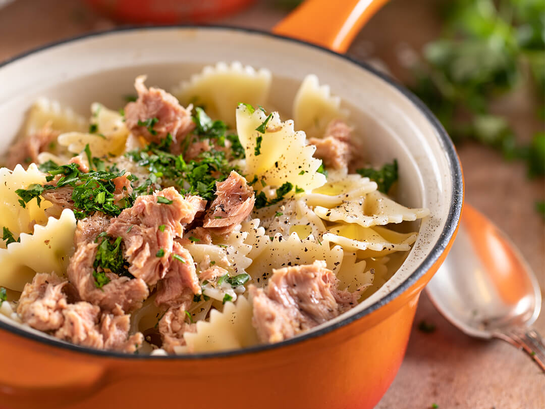 Pasta seca con salsa de atún y crema