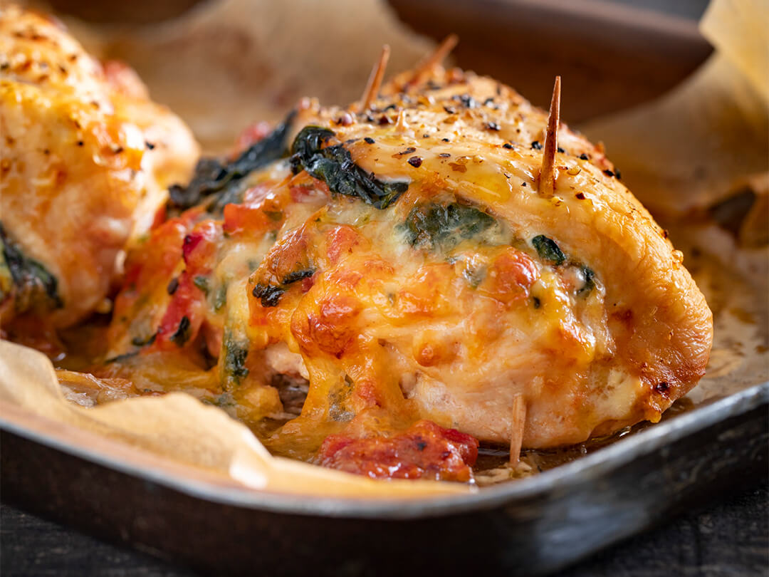 Pechugas de pollo rellenas con queso, espinaca y tomates cubeteados