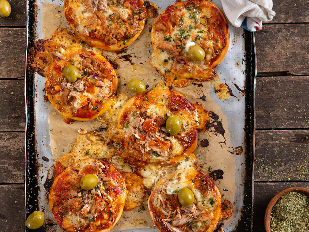 Pizzetas rústicas de atún con salsa de tomates