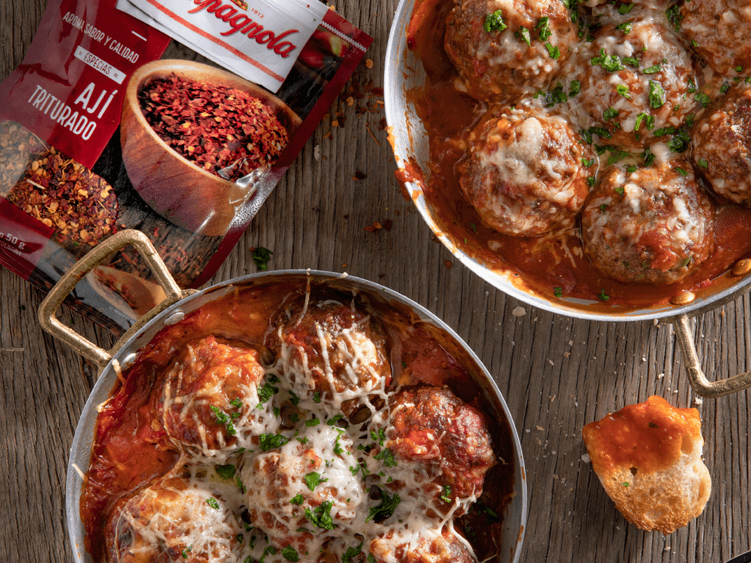 Albóndigas rellenas, acompañadas con arroz