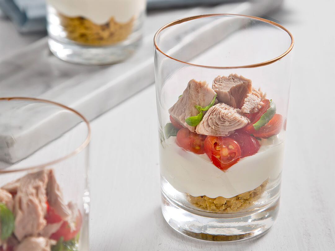 Copitas de atún, tomates cherry, albahaca, queso blanco y nachos