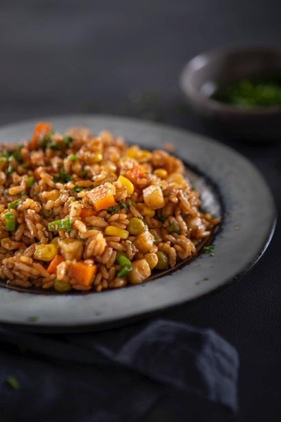 Arroz salteado con jardinera y salsa de soja