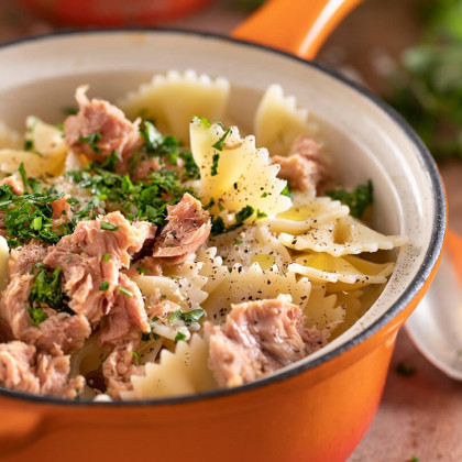 Pasta seca con salsa de atún y crema