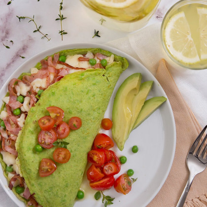 Omelette de huevo y arvejas relleno con tomates cherry, jamón y queso